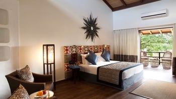 The Serai Bandipur: Doppelbett und Balkon