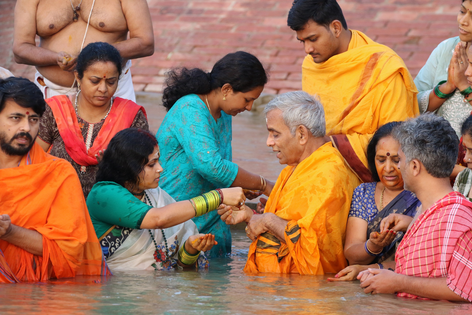 Varanasi Varanasi: Menschen am Gangesufer