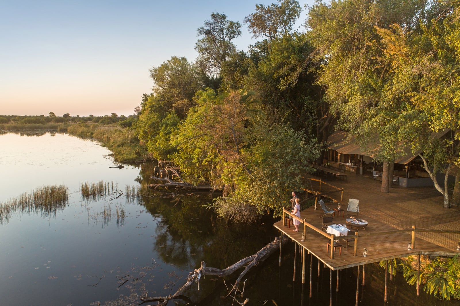 Xugana Island Lodge Xugana Island Lodge: Lounge mit Feuerstelle