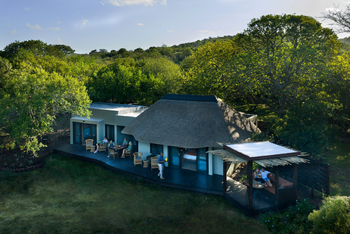 andBeyond Phinda Zuka Lodge: Goldener Sundowner auf dem Holzdeck