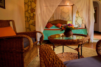 Country-Lodge: Schlafzimmer mit Blumenarrangement