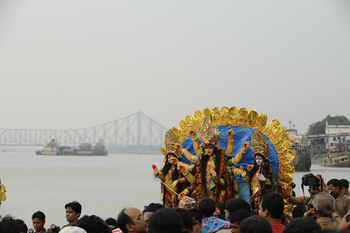 Kolkata: Durga wird zum Hoogly River getragen