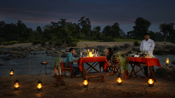 Kanha Earth Lodge: Dinner am Banjaar River
