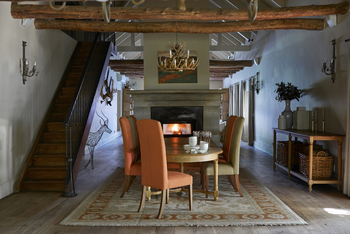 La Clé Village: Grange - Esstisch und Kamin