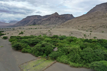 Lake Natron Tented Camp: Paar Wandert Bei Diffusem Licht