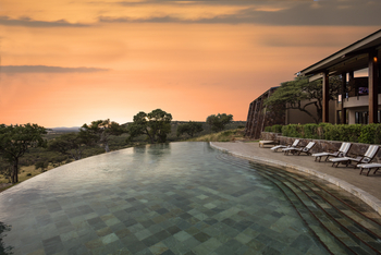 Melia Serengeti Lodge: Pool Sonnenuntergang