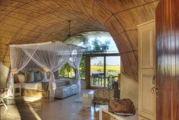 Okuti Camp: Doppelbett mit Moskitonetz