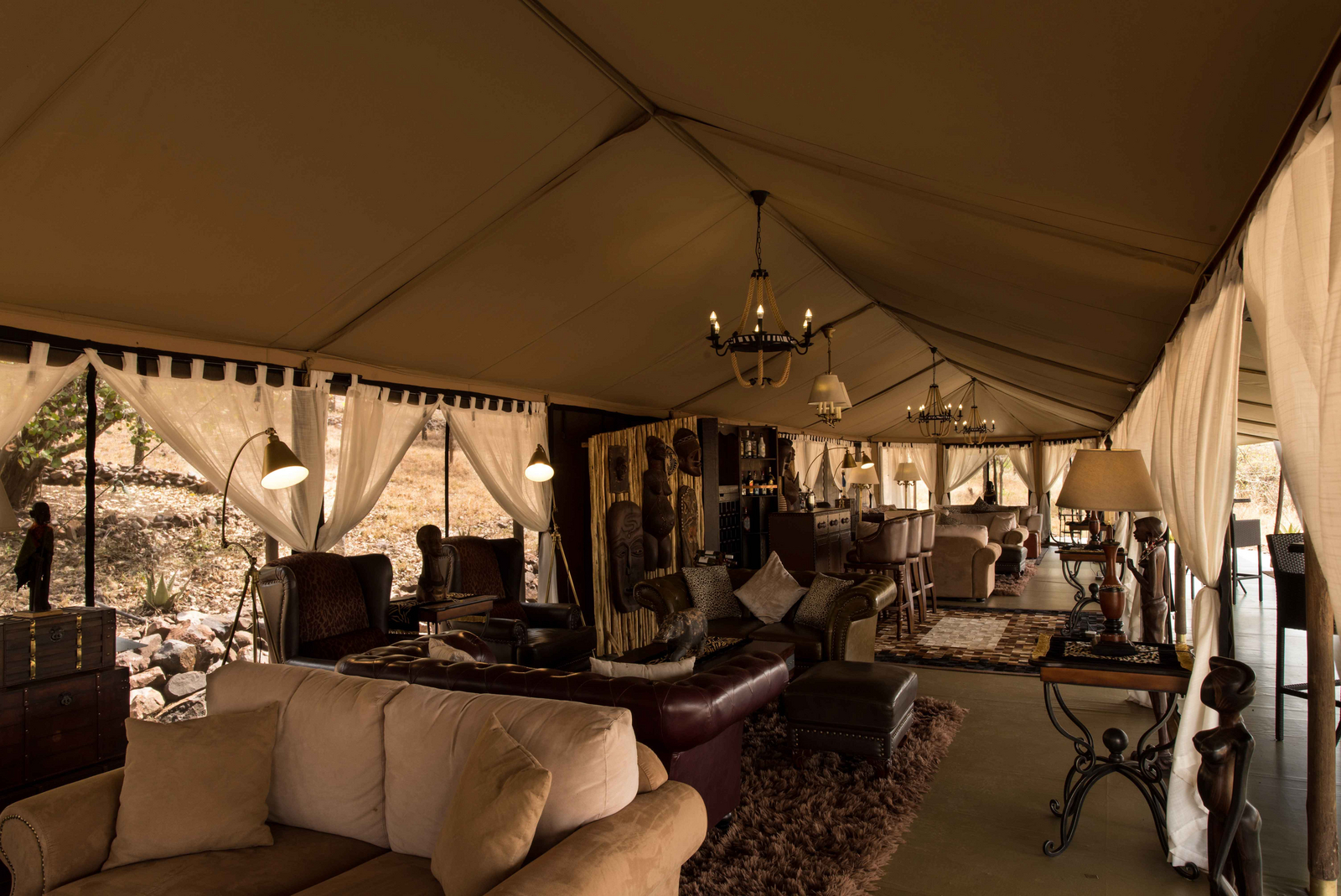 Ole Serai Camp Moru Kopjes Ole Serai Camp Moru Kopjes: Lounge mit Bar