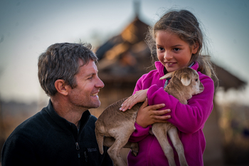 Olkeri Camp: Kind mit Lamm