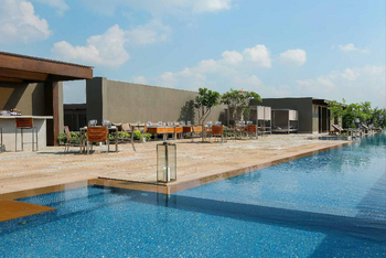 Roseate House: Luxuriöser Poolbereich mit Bar und Restaurant