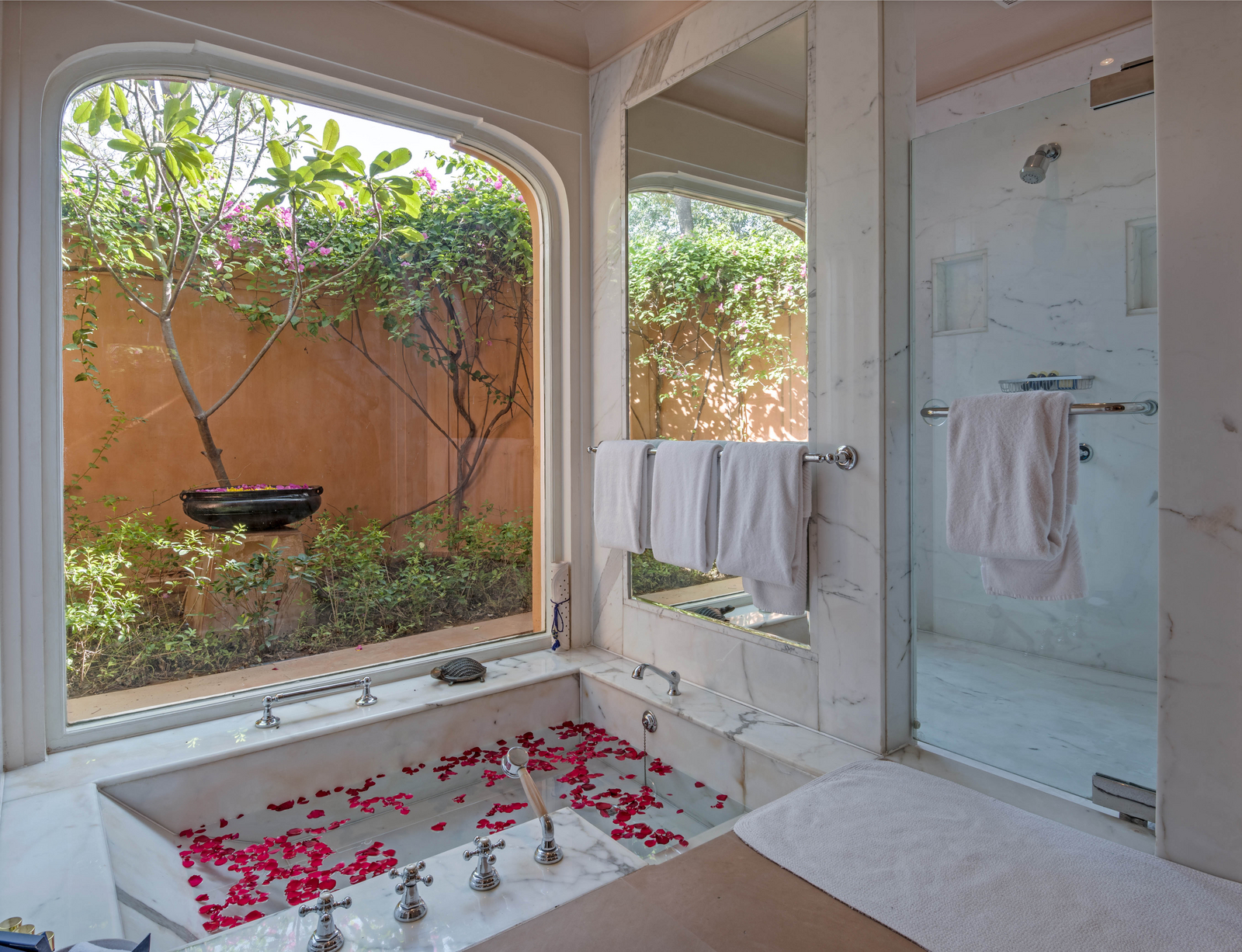 The Oberoi Rajvilas The Oberoi Rajvilas: Luxury Villa - Blütenbad