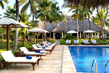 The Palms: Sonnenliegen am Pool