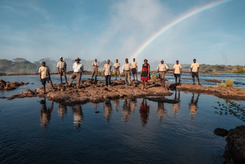 Tongabezi Tongabezi: Team vor den Wasserfällen