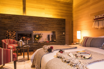 andBeyond Vira Vira Lodge: Kamin im Schlafzimmer