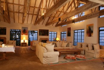 Clouds Mountain Gorilla Lodge: Lounge am Abend