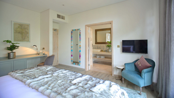 Latitude 0: Standarddoppelzimmer - Blick zum Bad