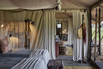 Legendary Nyasi Tented Camp: Family Tent - Durchgang