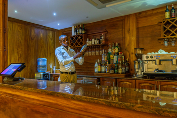 No. 5 Boutique Hotel: Barman