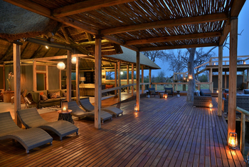 Nogatsaa Pans Chobe Lodge: Deck mit Schattendach