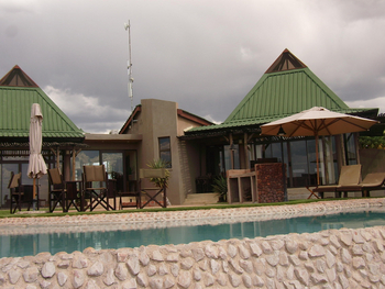 Otjiwa Mountain Lodge: Pool und Hauptgebäude