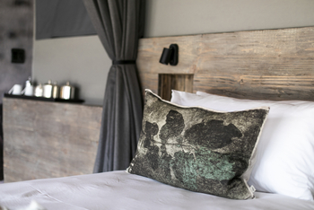 Serra Cafema Serra Cafema: Bett mit Kissen