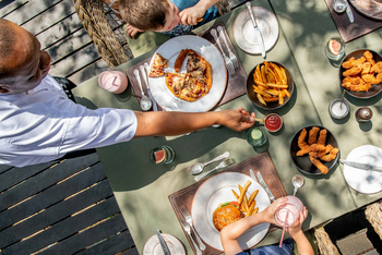 Singita Castleton: Kinder beim Mittagessen auf Holzdeck