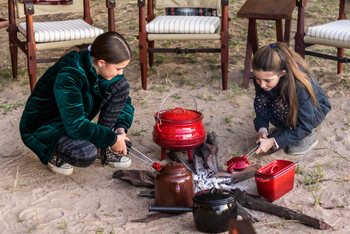 Time + Tide Luwi Camp: Kinder am Feuer