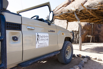 Twyfelfontein Country Lodge: Jeep vor dem Museum