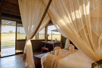 Camp Hwange: Bett mit Moskitonetz