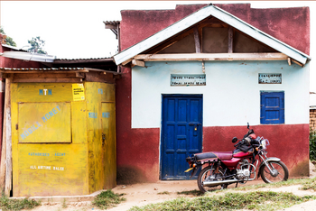 Chameleon Hill Forest Lodge: Motorrad vor kleinem Haus