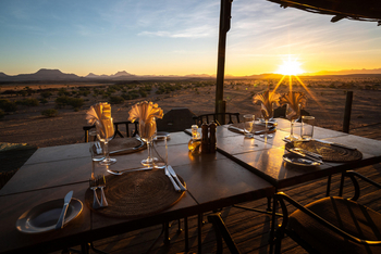 Doro Nawas Camp Doro Nawas Camp: Esstisch im Außenbereich des Restaurants