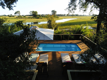 Kala Camp: Pool mit Sonnenschirm