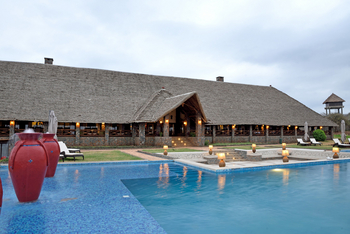 Lake Manyara Kilimamoja Lodge: Poolbereich und Haupthaus