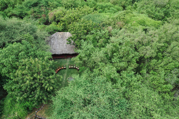 Lake Natron Tented Camp: Holzstühle in Kreis auf Grasfläche