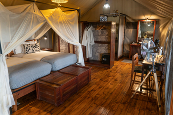 Linyanti Ebony Linyanti Ebony: Bett und Schreibtisch