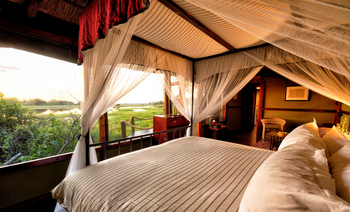 Mapula Lodge: Doppelbett und Moskitonetz