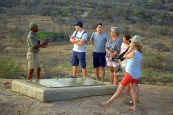 Matobo Hills Lodge Matobo Hills Lodge: Touristen am Leander Starr-Jameson-Grab