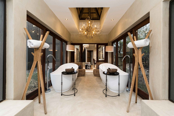 Sabi Sabi Bush Lodge: Luxuriöse Doppel-Badewannen mit Holzakzenten