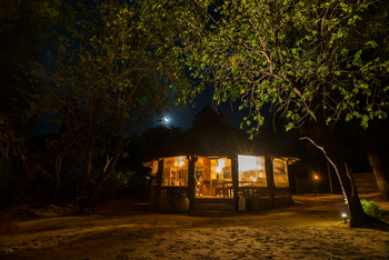 Sindabezi Island Camp: Mond über dem Camp