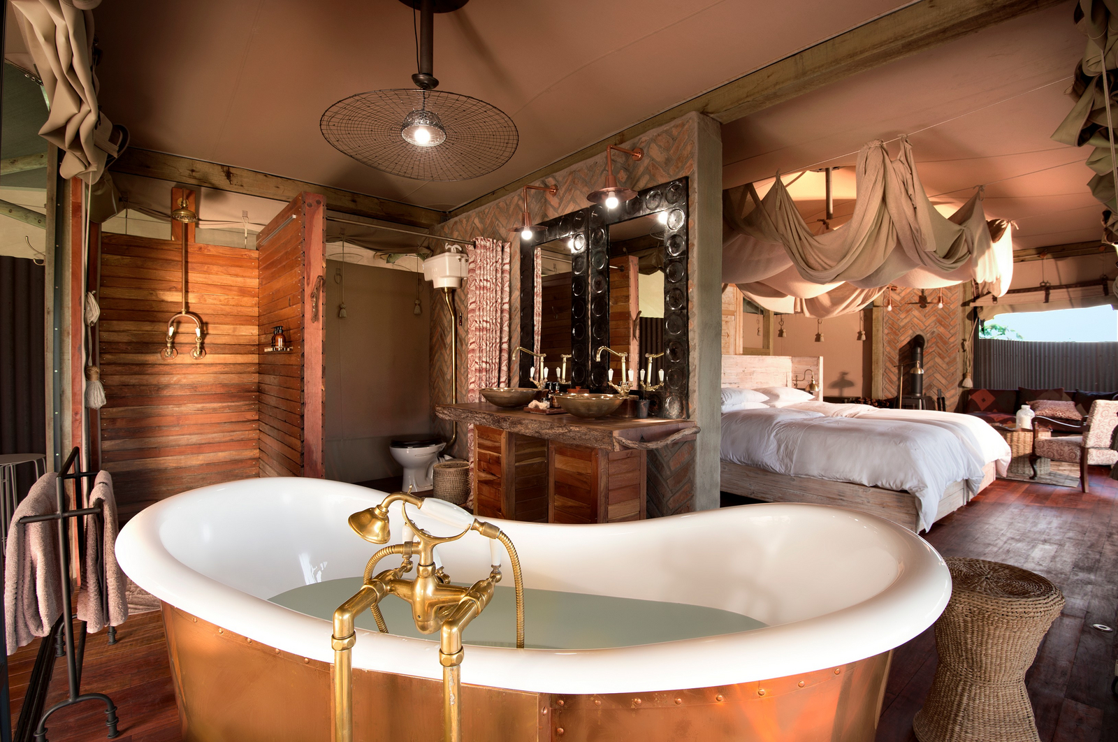 Somalisa Acacia Camp Somalisa Acacia Camp: Badewanne und Bett