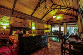 Syna Tiger Resort: Kerala - Zimmer mit Bett und Schreibtisch