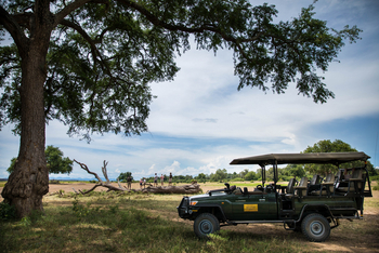 Tembo Plains Camp: Safari Fahrzeug vor Reisegruppe