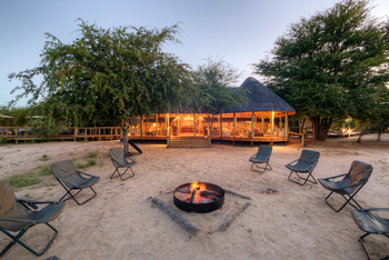 Dinaka Lodge: Boma und Hauptgebäude