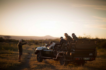 Jamala Madikwe: Safari-Fahrzeug am Morgen mit Gästen