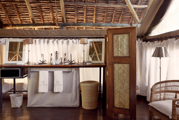 Laba Jongomero: Badezimmer mit Doppelwaschbecken