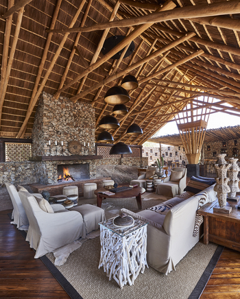 Legendary Mwiba Lodge: Kamin mit Sitzgruppe