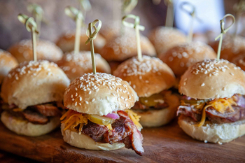 Madikwe Hills Private Game Lodge: Mini Burger Auswahl auf Holzbrett