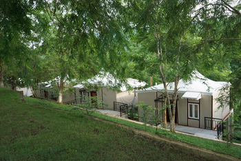 Niltava: Gästezelte am Hang