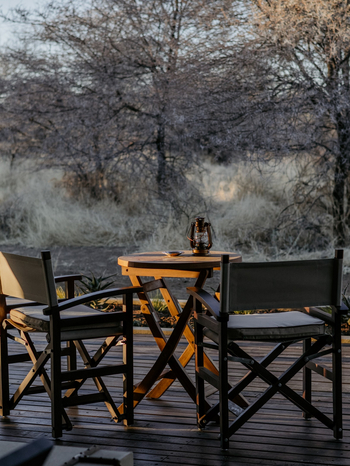 Otjiwa Thornbush Tented Camp: Zwei Canvas-Stühle und Laterne auf Rundtisch