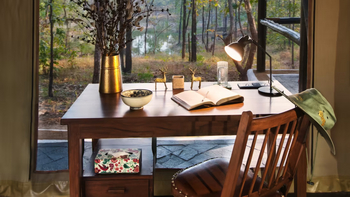 Reni Pani Jungle Lodge: Luxury Tent - Schreibtisch